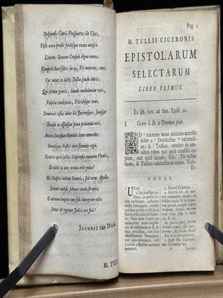 M T Ciceronis Epistolarum Selectarum Libri Tres : Quos denuo recensuit et Notis auxit J C Schröderus Accedunt Ejusdem Animadversiones in Emendationes Viri Cl. Richard Bentleii Ad Ciceronis Disputationes-Tusculanas a doctissimo Viro Joanne Davisio illustratas, nec non Vita C. a Dionysio Lambino collecta