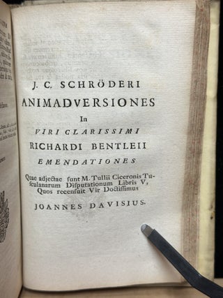 M T Ciceronis Epistolarum Selectarum Libri Tres : Quos denuo recensuit et Notis auxit J C Schröderus Accedunt Ejusdem Animadversiones in Emendationes Viri Cl. Richard Bentleii Ad Ciceronis Disputationes-Tusculanas a doctissimo Viro Joanne Davisio illustratas, nec non Vita C. a Dionysio Lambino collecta