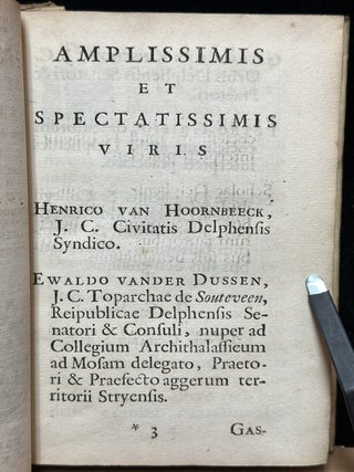 M T Ciceronis Epistolarum Selectarum Libri Tres : Quos denuo recensuit et Notis auxit J C Schröderus Accedunt Ejusdem Animadversiones in Emendationes Viri Cl. Richard Bentleii Ad Ciceronis Disputationes-Tusculanas a doctissimo Viro Joanne Davisio illustratas, nec non Vita C. a Dionysio Lambino collecta